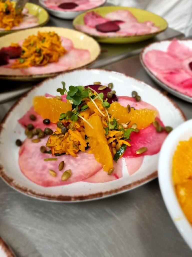 Kohlrabi Carpaccio mit rohmariniertem Hokkaido Kürbissalat und Orangenfilets