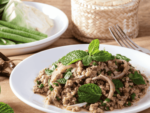 Authentisch würzig-scharfer Larb Salat mit Shiitake & Tofu