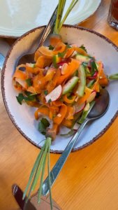 Sommerlicher Salat aus Melonenschalen, Karotten & Radieschen