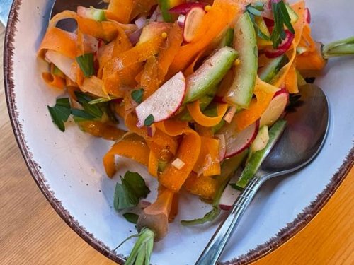 Sommerlicher Salat aus Melonenschalen, Karotten & Radieschen