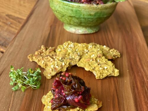 Rote Bete Blatt Chutney mit Crackern