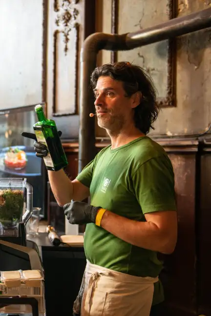 Thore auf der Bühne mit Kochschürze und Ölflasche in der Hand