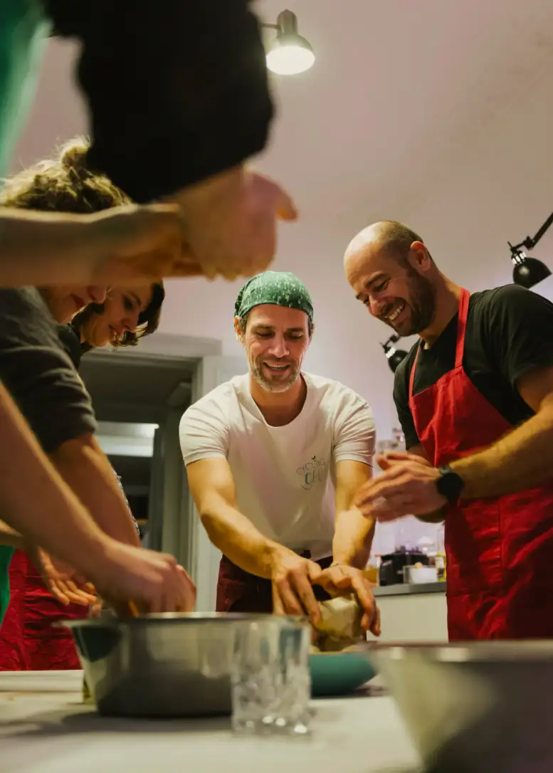 Thore begleitet ein Team beim Kochen