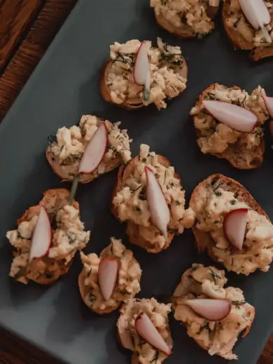 Appetizer: Brotscheiben mit Rührtofu und Radieschen